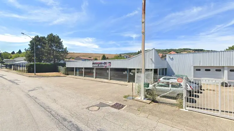 Vue de la rue devant Garage REYNAUD AUTO / PAREBRISE NEWDEAL, Fraisses