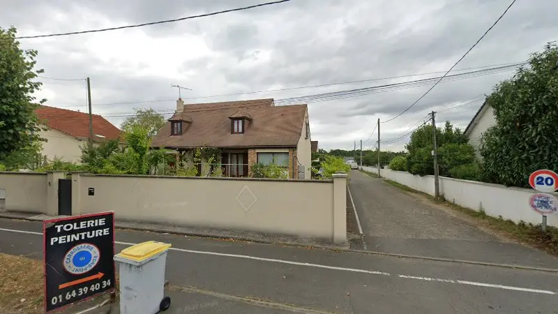 Vue de la rue devant Garage du rond-point, Dammarie-les-Lys