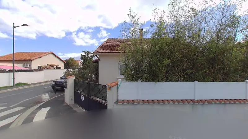 Vue de la rue devant Ralentisseur hors norme, Mauguio