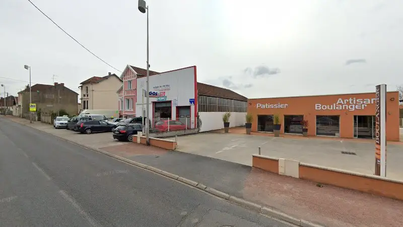 Vue de la rue devant Autoprimo - Garage du Château, Saint-Yorre