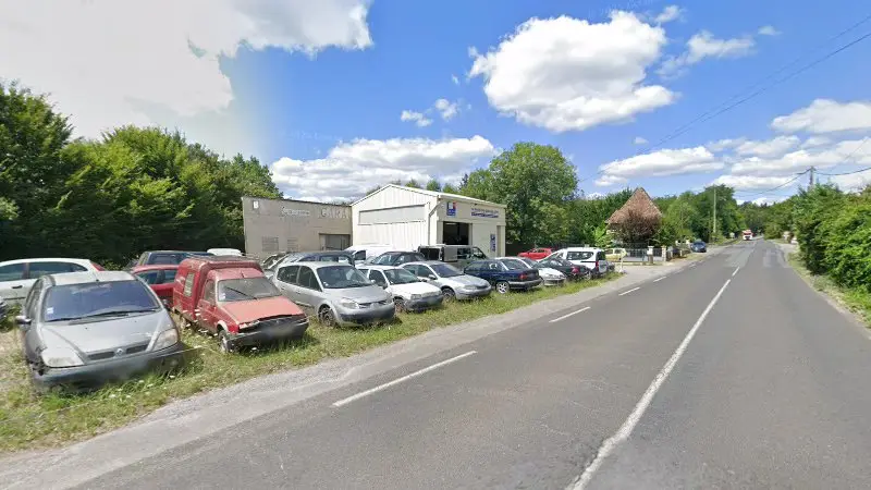 Vue de la rue devant La Madeleine-Garage Auto, Faycelles