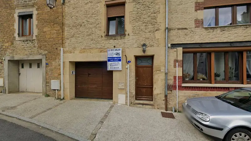 Vue de la rue devant Le petit atelier (réparation de démarreur et réparation d' alternateur), Remilly-Aillicourt