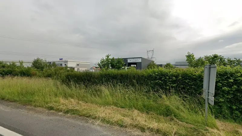 Vue de la rue devant Contrôle Technique Véhicules Lourds Blésois, Fossé
