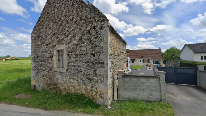 Vue de la rue devant Garage Hardy, Mézidon Vallée d'Auge