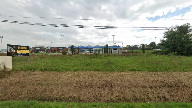 Vue de la rue devant Station de gonflage pneus, Montceaux