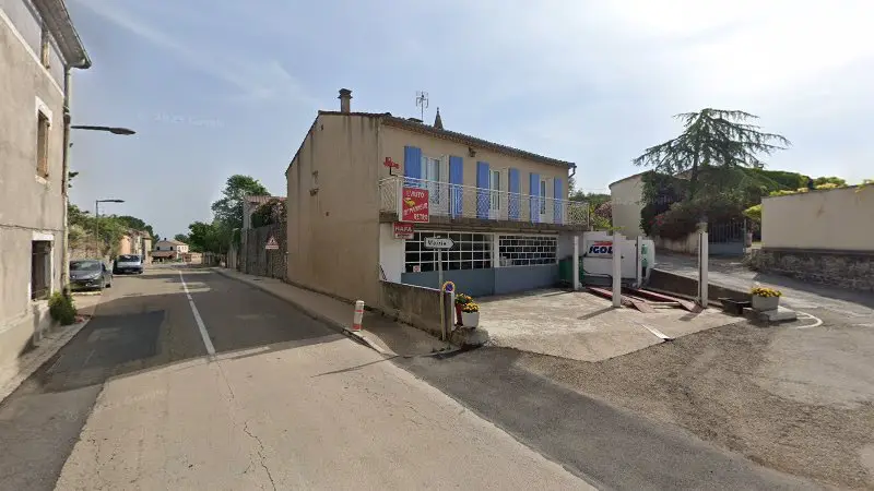 Vue de la rue devant L'auto Depanneur Retro, Montmirat