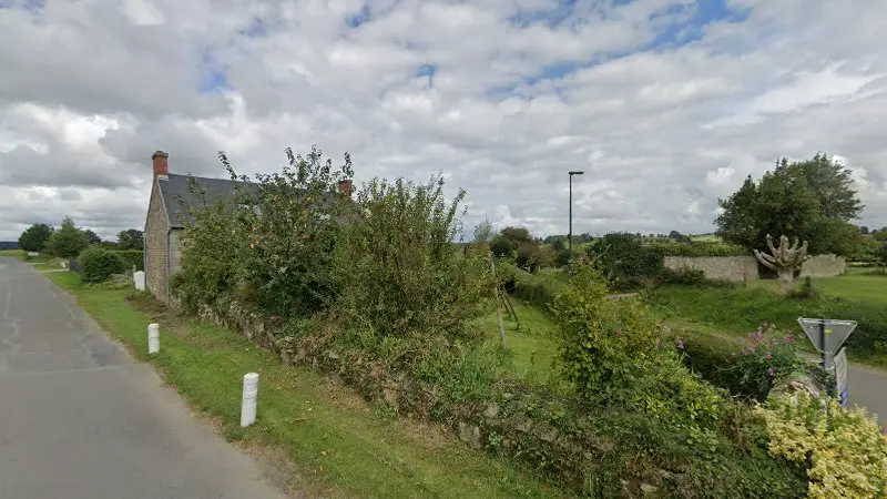 Vue de la rue devant AM AUTOMOBILES, Vire Normandie