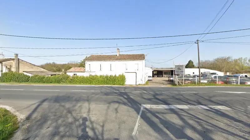 Vue de la rue devant Garage François Dumas, Saint-Denis-de-Pile