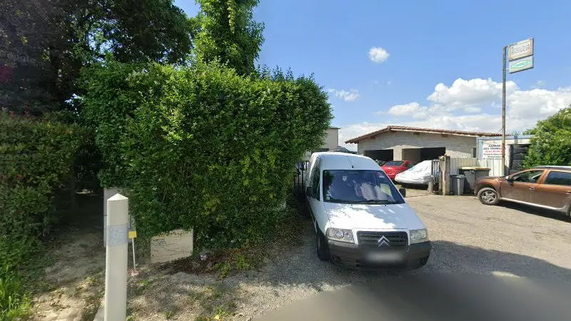 Vue de la rue devant Garage Des Tourelles, Saint-Nicolas-de-la-Grave