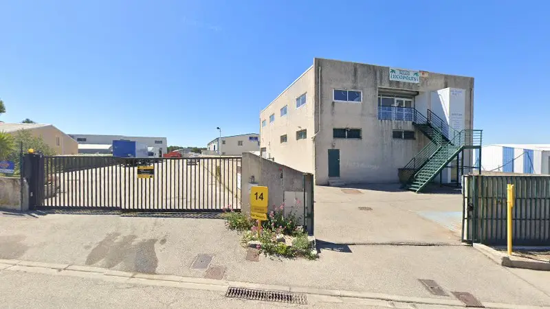 Vue de la rue devant Garage du Carré d'As, Martigues