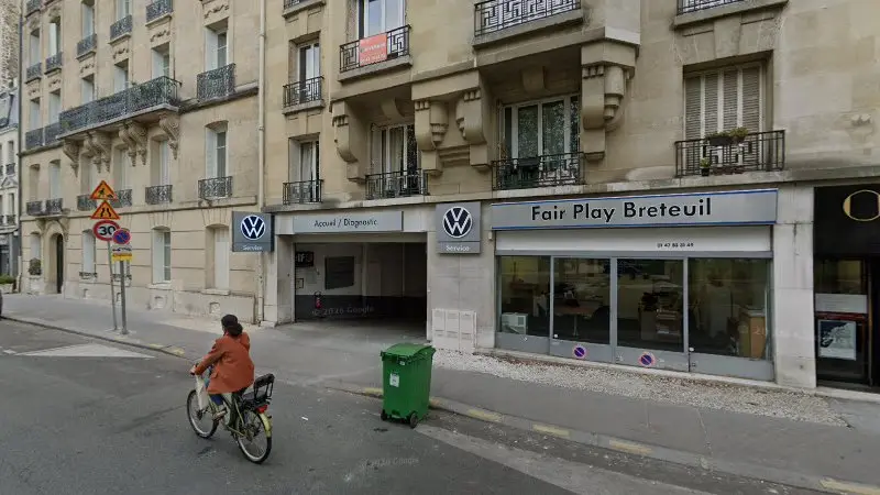 Vue de la rue devant FAIR PLAY Breteuil Volkswagen - Services, Paris