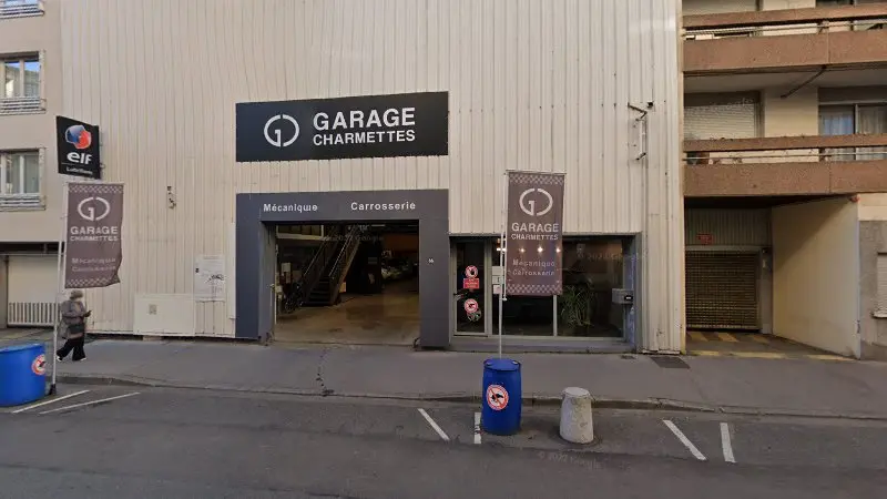 Vue de la rue devant Garage Charmettes, Villeurbanne