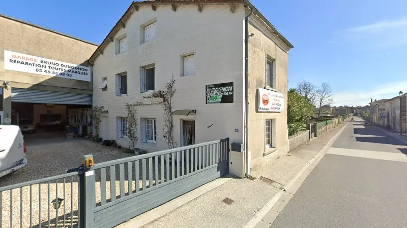 Vue de la rue devant Garage Bruno Dudognon, Saint-Même-les-Carrières