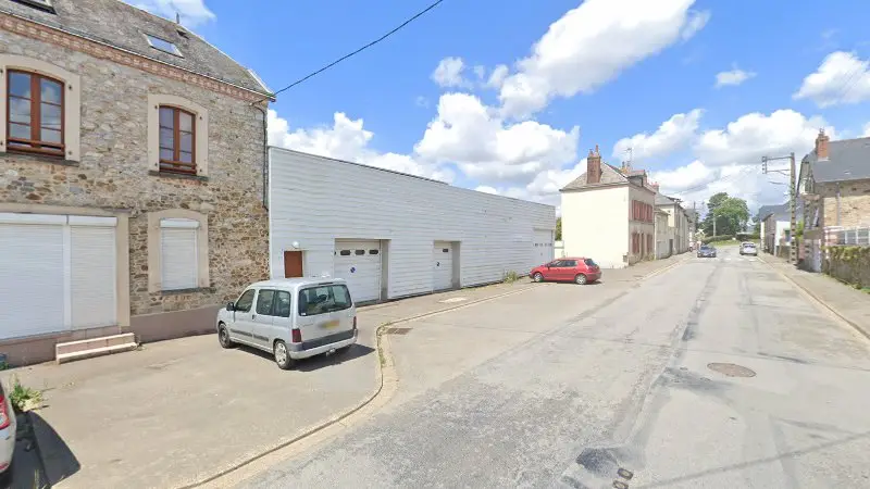 Vue de la rue devant GARAGE PORT BRILLET AUTOMOBILES, Port-Brillet