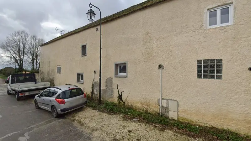 Vue de la rue devant Carrosserie Design, Marles-en-Brie