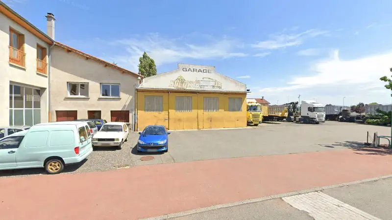 Vue de la rue devant Garage Soldver, Saint-Romain-le-Puy