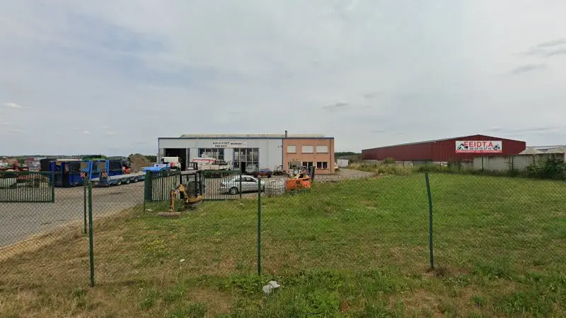 Vue de la rue devant Garage Wurth Poids Lourds et Hydrauliques, Buhl-Lorraine