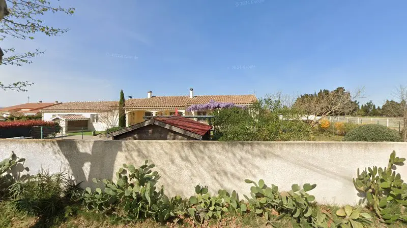 Vue de la rue devant Carre Auto-Moto, Saint-Nazaire-d'Aude