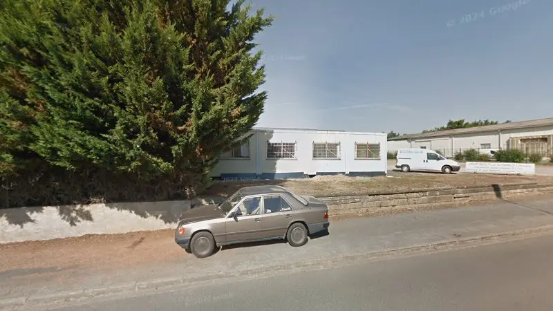 Vue de la rue devant ANJOU POIDS LOURDS ET AUTOMOBILES, Montreuil-Juigné