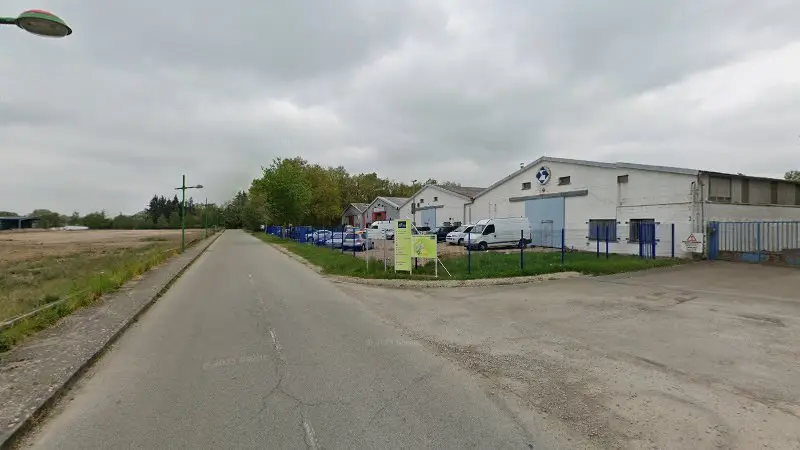 Vue de la rue devant BLAINVILLE AUTOMOBILE, Sylvains-Lès-Moulins