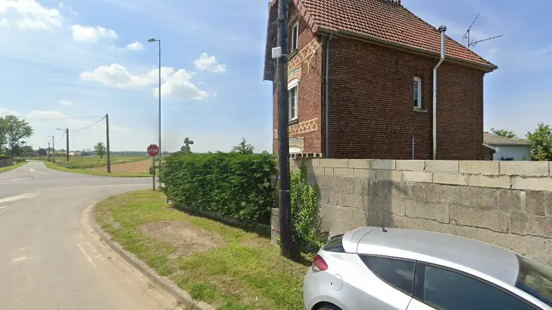 Vue de la rue devant Garage du Pavé, Margny-aux-Cerises