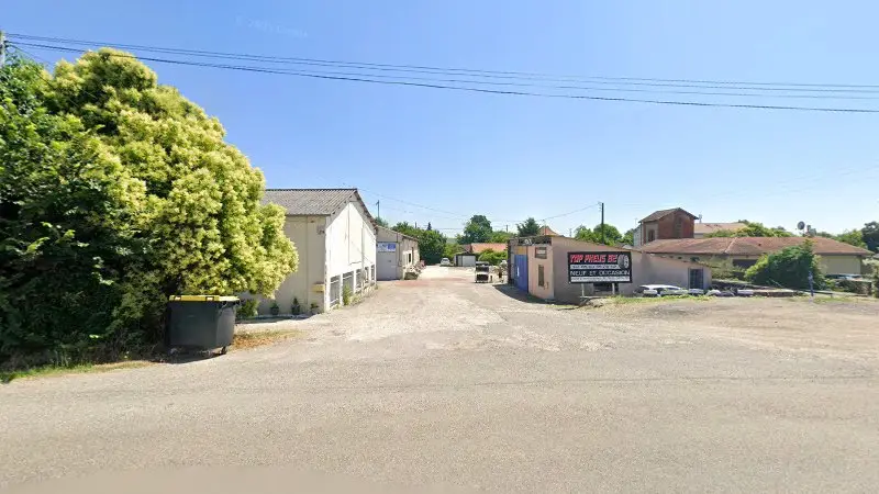 Vue de la rue devant Top pneus 82, Lizac