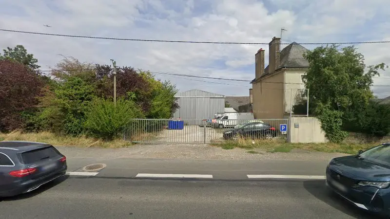 Vue de la rue devant Jm Jz Automobiles, Poitiers