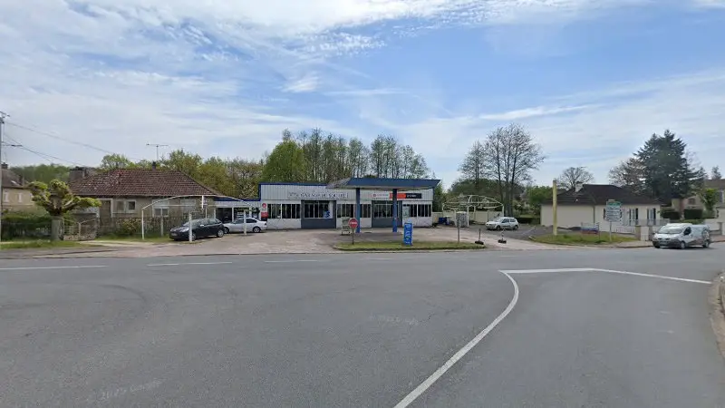 Vue de la rue devant Euro Repar, La Guerche-sur-l'Aubois