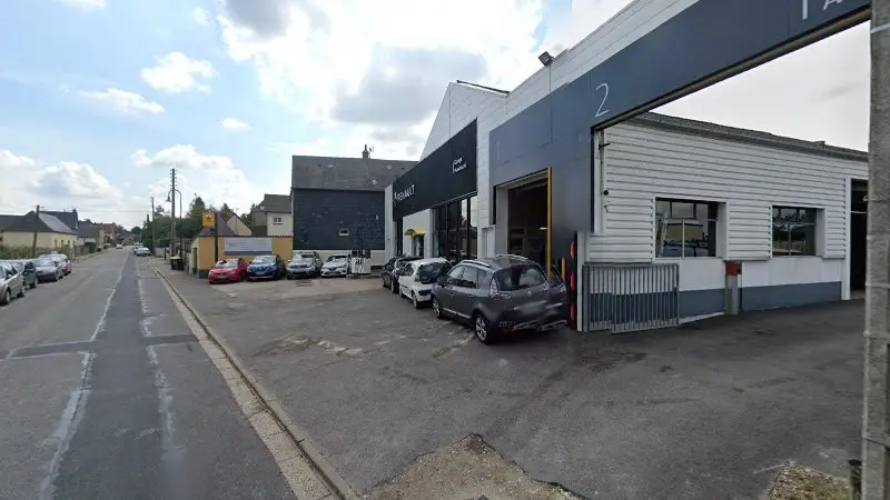 Vue de la rue devant Garage Maurouard (S.A.), Saint-Nicolas-d'Aliermont