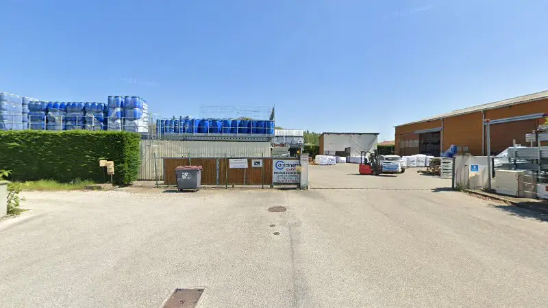 Vue de la rue devant Denzel motors, Beauvoir-de-Marc