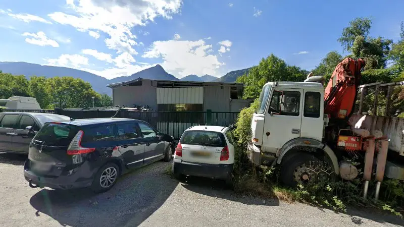 Vue de la rue devant Garage Jacob, Saint-Michel-de-Maurienne