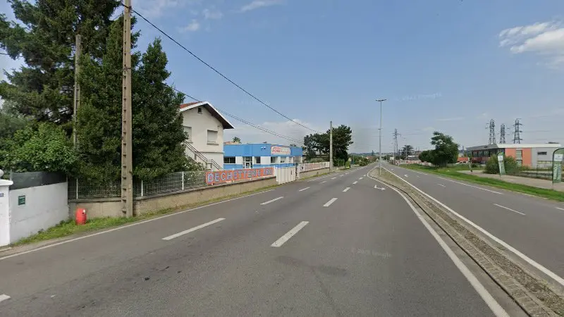Vue de la rue devant Ldv Leyland Daf Vans Garage Borde Concessionnaire, Salaise-sur-Sanne