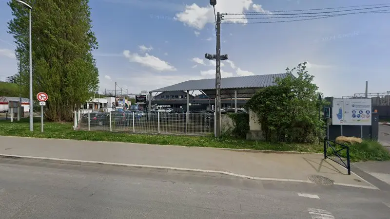 Vue de la rue devant T.A.C Trucking Auto Company, Dammarie-les-Lys