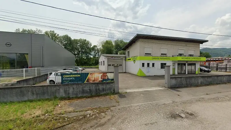 Vue de la rue devant Carrosserie Igol, Tullins