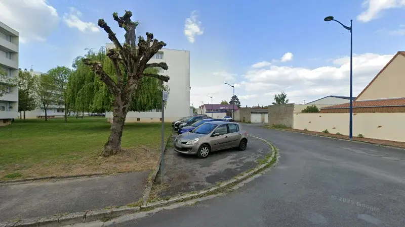 Vue de la rue devant Garage DE MAUPAS - 1,2,3 AutoService, Soissons