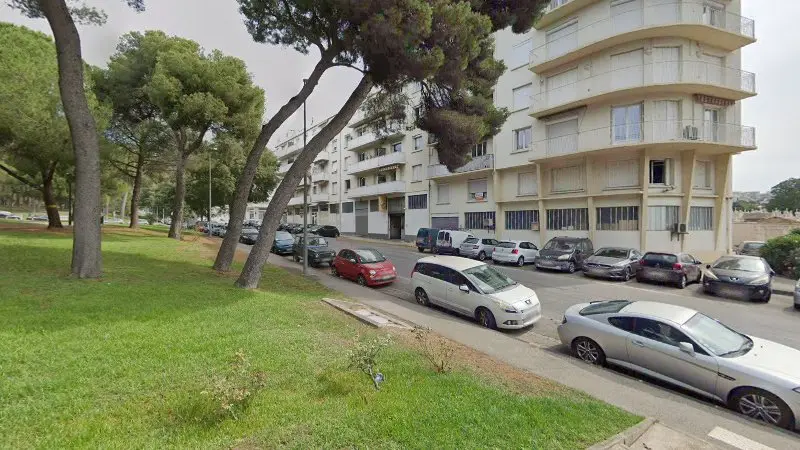 Vue de la rue devant Garage Des Lices Renault, Toulon