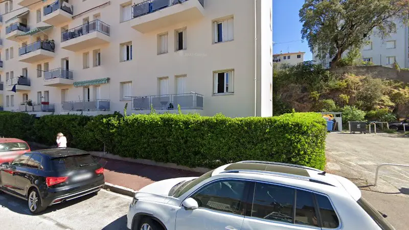 Vue de la rue devant Phedra Rue du Bosquet, Cannes