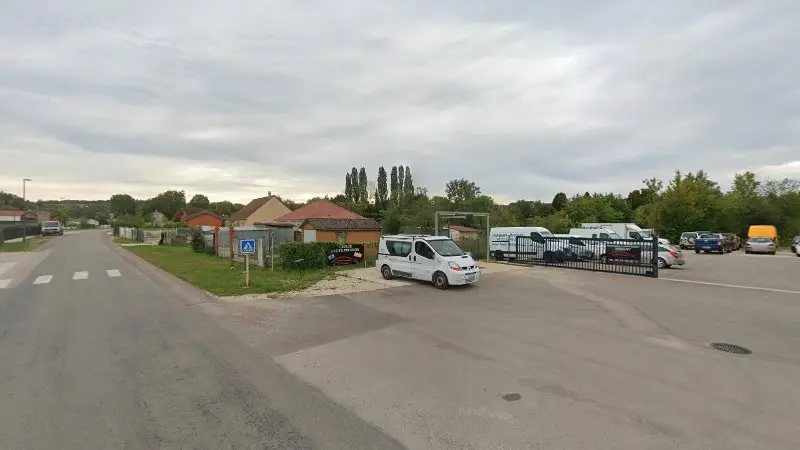 Vue de la rue devant Garage et carrosserie dinant, Essoyes