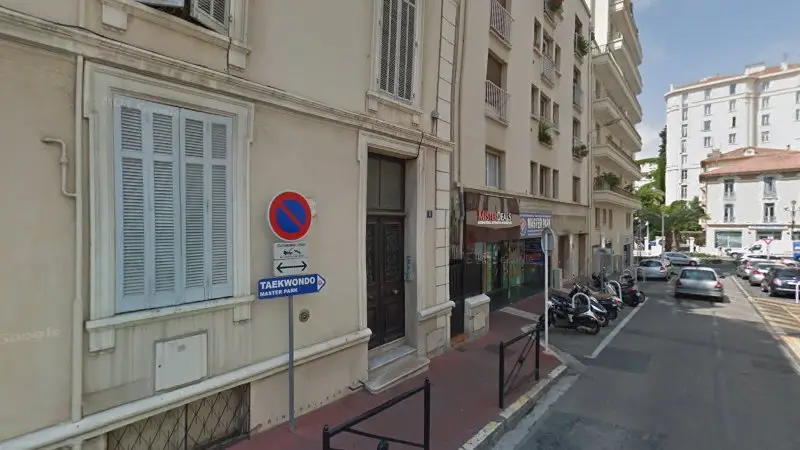 Vue de la rue devant International Automotive Marketplace, Cannes
