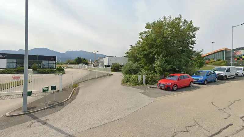 Vue de la rue devant Carrosserie de l'Arve Perez, La Roche-sur-Foron