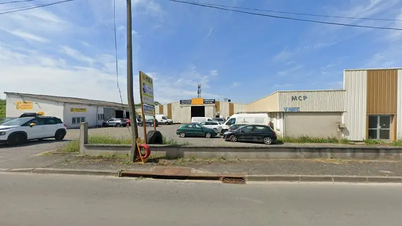 Vue de la rue devant As pare brise et carrosserie, Pithiviers