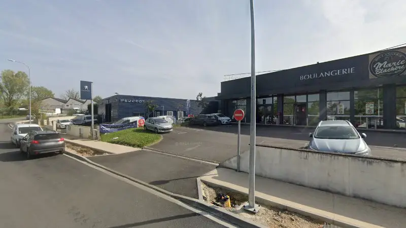 Vue de la rue devant MECAS AUTO Peugeot, Dammarie-les-Lys
