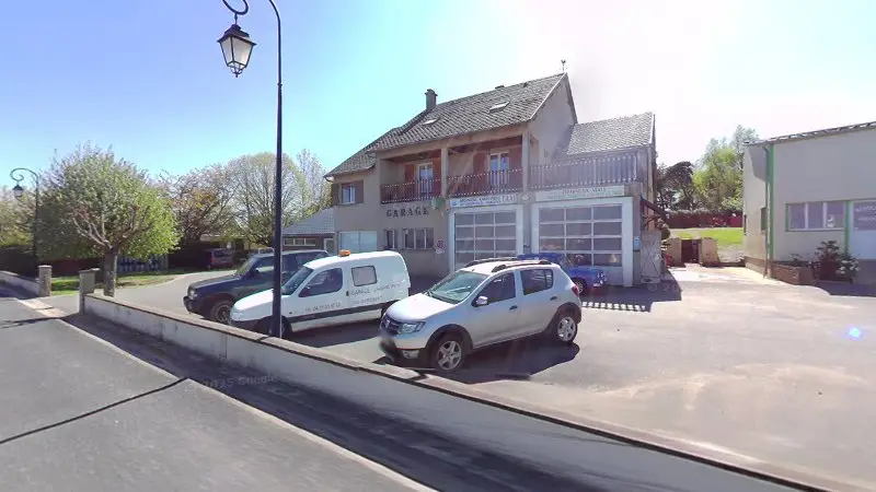 Vue de la rue devant Garage Taxi Chassang, Fridefont