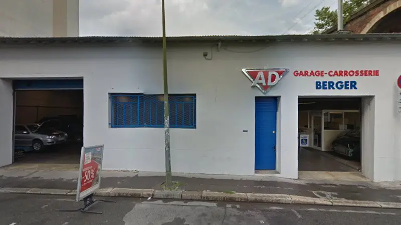 Vue de la rue devant Carrosserie AD, Saint-Étienne