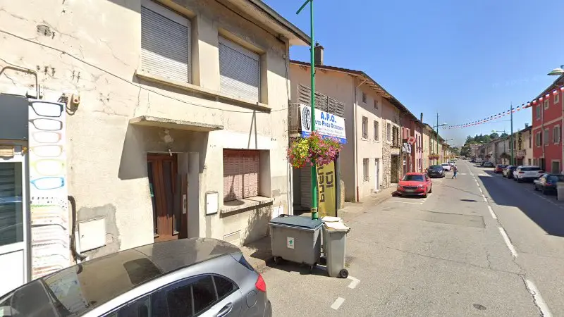 Vue de la rue devant Auto Pneus d'Occasion, La Verpillière