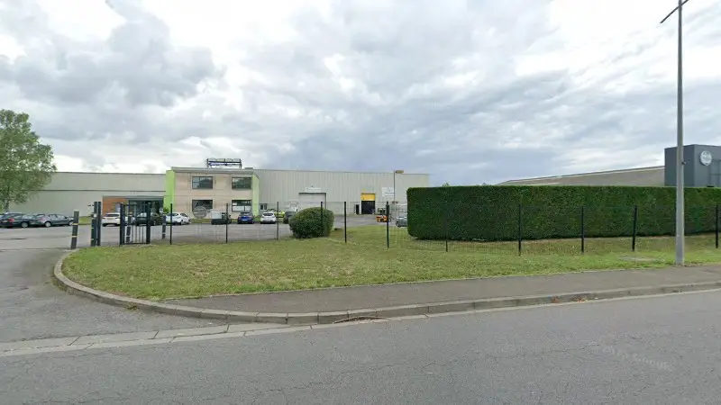Vue de la rue devant Pilkington Automotive France, Ennery