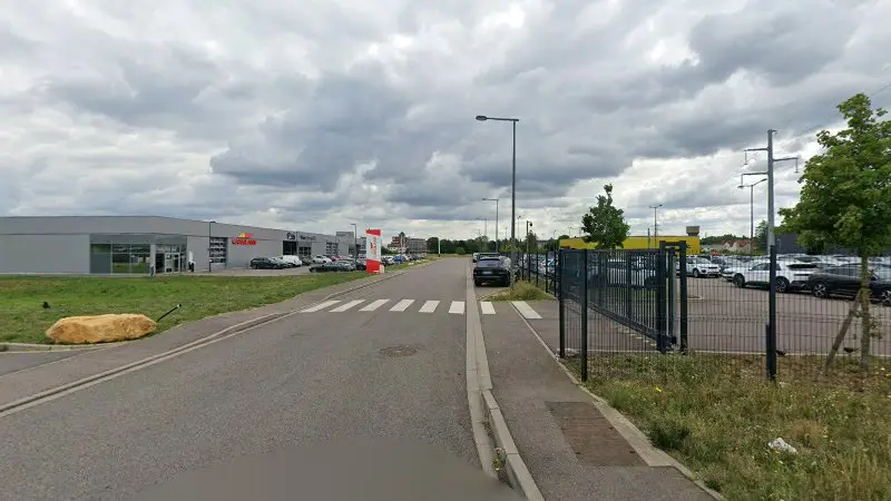Vue de la rue devant Volvo Thionville, groupe Emil Frey, Thionville