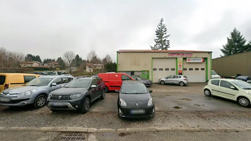 Vue de la rue devant Garage Teyssier, Saint-Genest-Malifaux