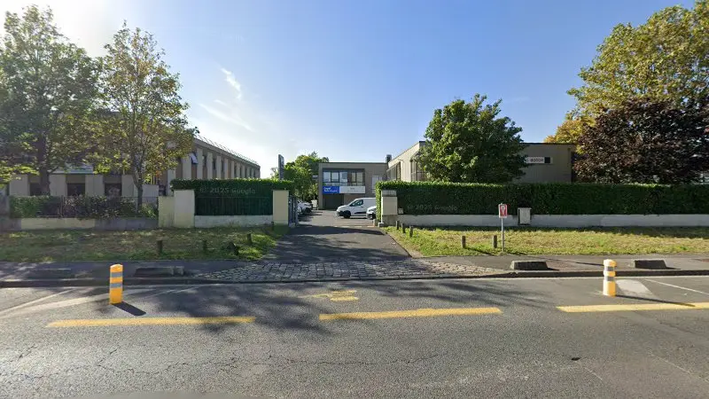 Vue de la rue devant Delphi Diesel Service Auto, Gennevilliers