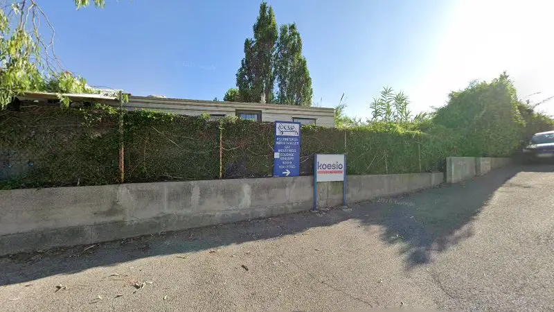 Vue de la rue devant Carrosserie Gabbolini, Saint-Jeannet